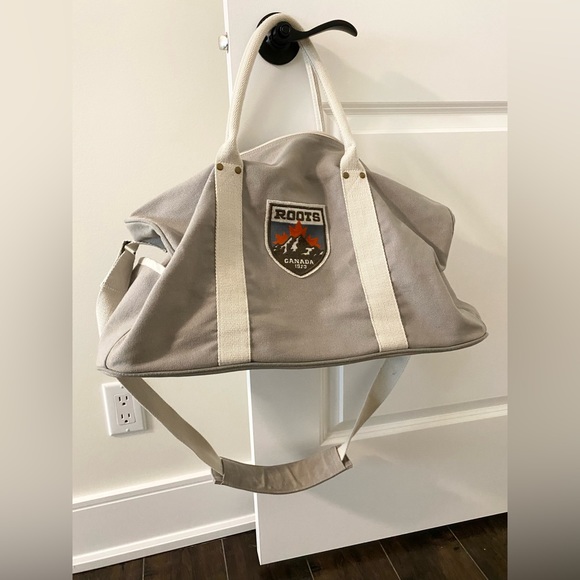ROOTS Light Grey Weekender Bag - Picture 4 of 8
